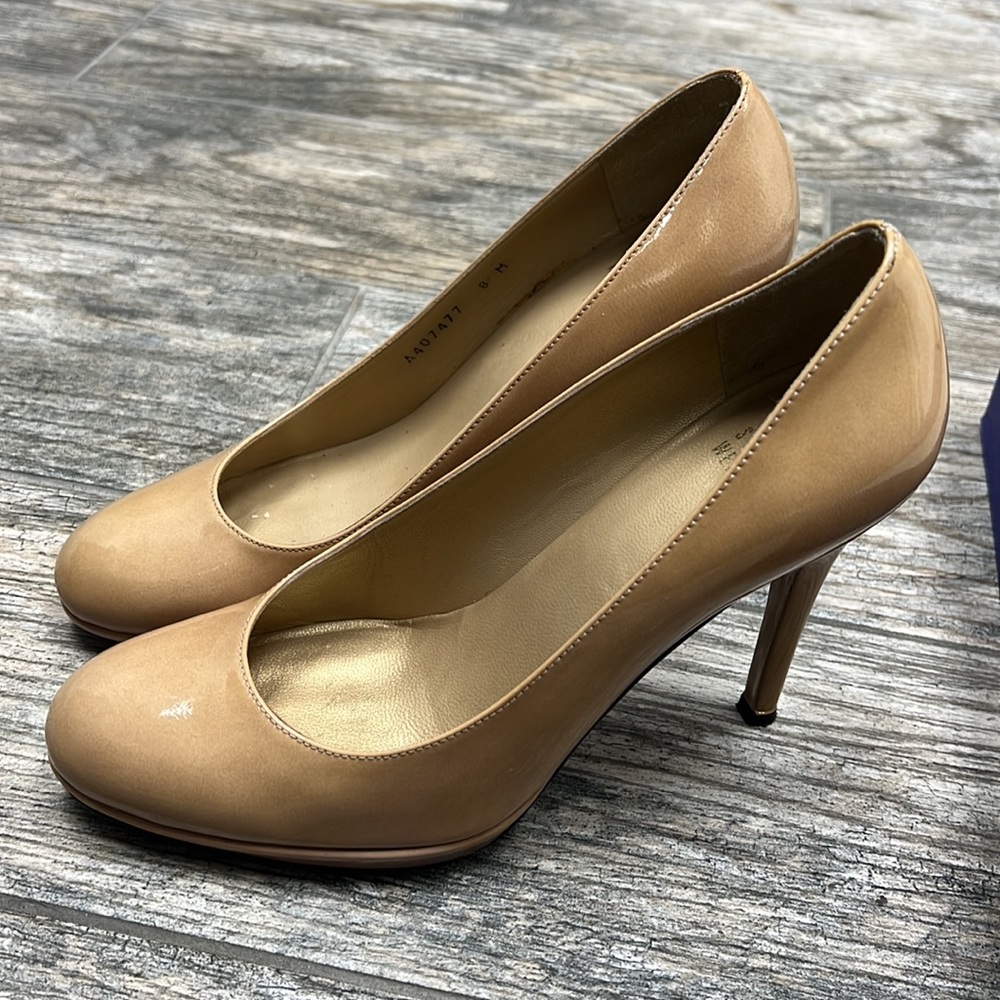 Beige Round Toe Stuart Weitzman Heel In A Size 38… - image 2